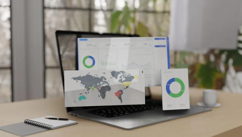 Computadora portátil en escritorio con gráficos y mapas analíticos en pantalla, representando la planificación y optimización de estrategias de marketing digital basadas en datos.