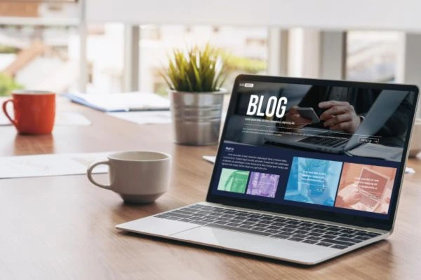 Laptop con página de blog abierta en escritorio, representando campañas de tráfico a sitio web en Meta Ads