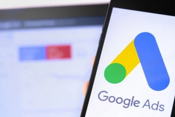 Logo de Google Ads en pantalla de móvil, representando publicidad en Google Ads