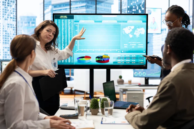 Equipo de agencia sem y marketing digital analizando gráficos de rendimiento en una reunión de estrategia