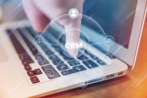 Interfaz de CRM en laptop para gestionar funnels de venta en agencia digital