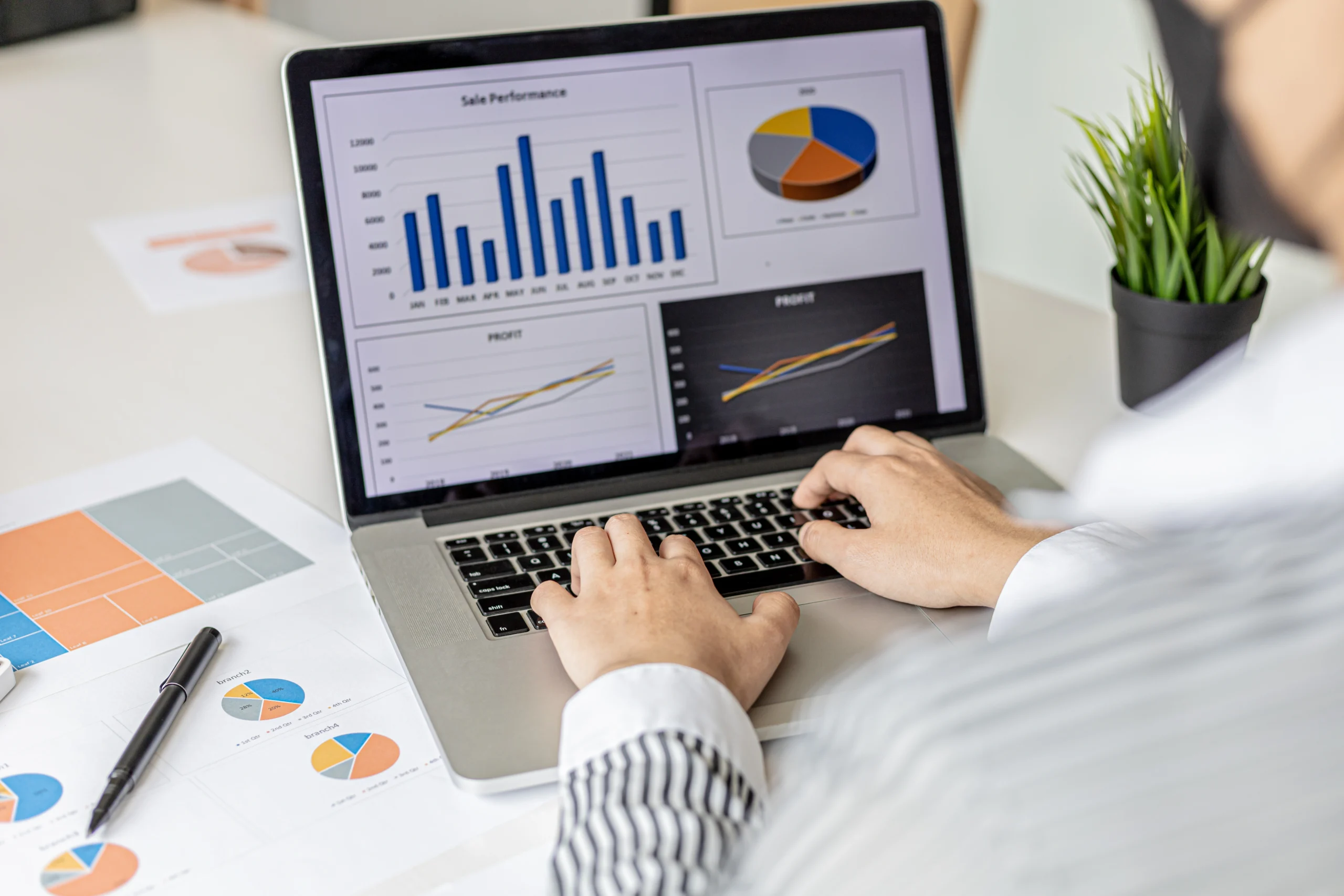 Profesional analizando datos para gestión de campañas en Google en portátil con gráficos de rendimiento