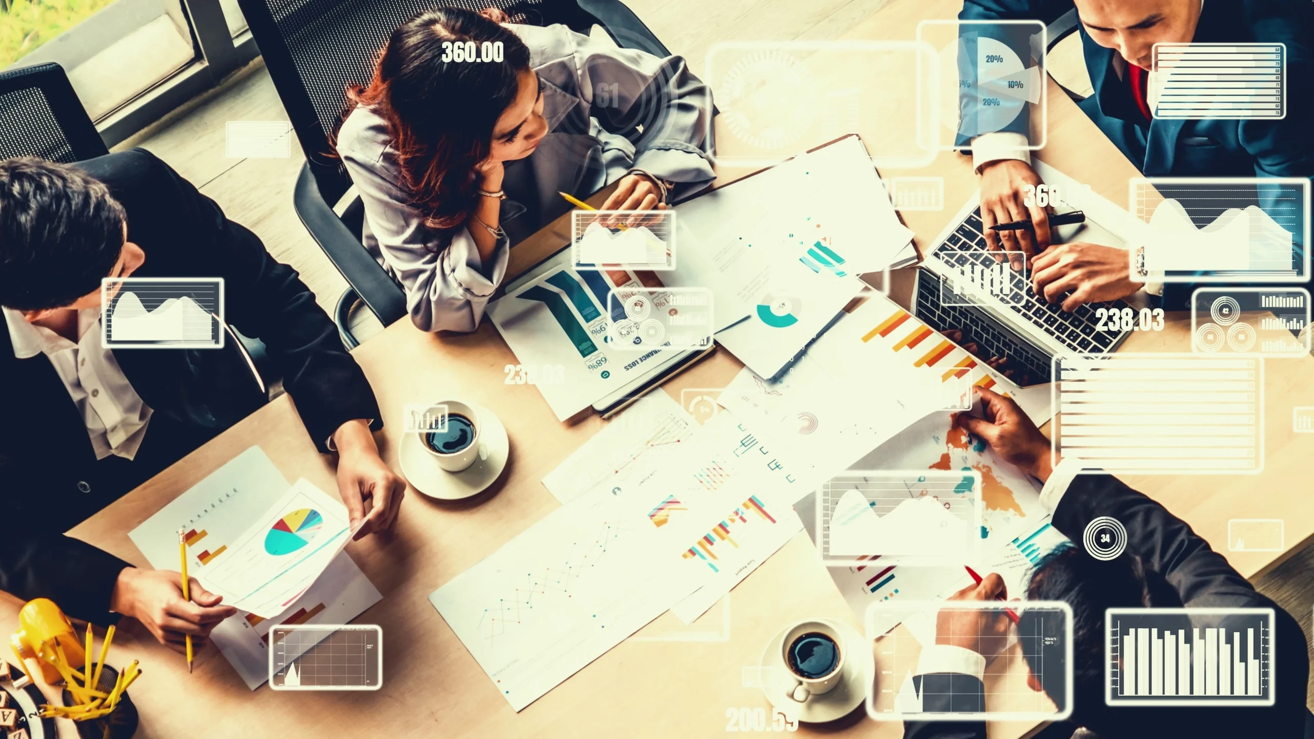 Equipo en reunión analizando métricas y gráficos para un plan de marketing digital para empresas