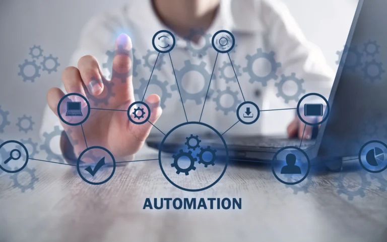 Usuario interactúa con diagrama de flujo en laptop; software CRM y automatización para productividad y seguimiento.