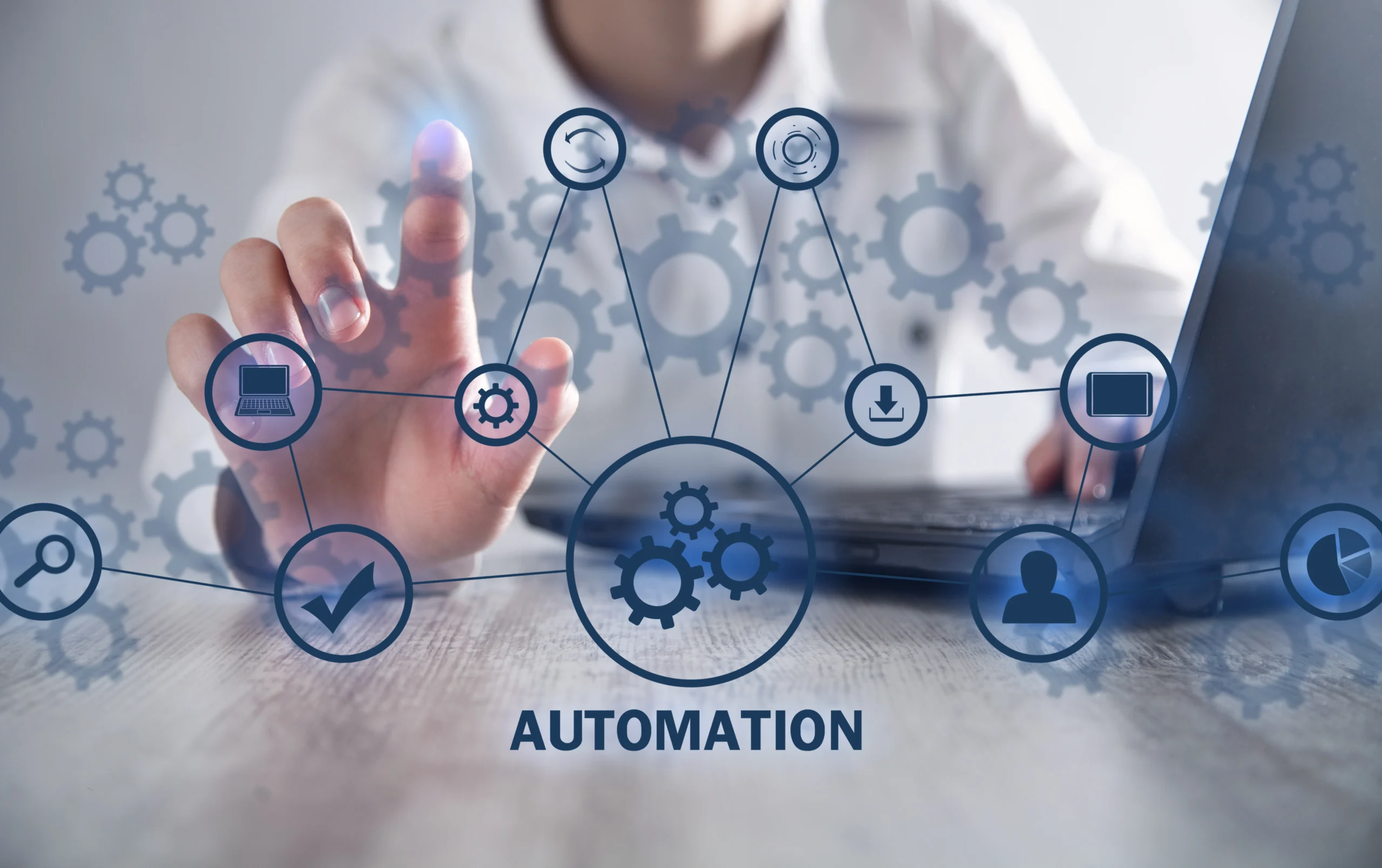 Usuario interactúa con diagrama de flujo en laptop; software CRM y automatización para productividad y seguimiento.