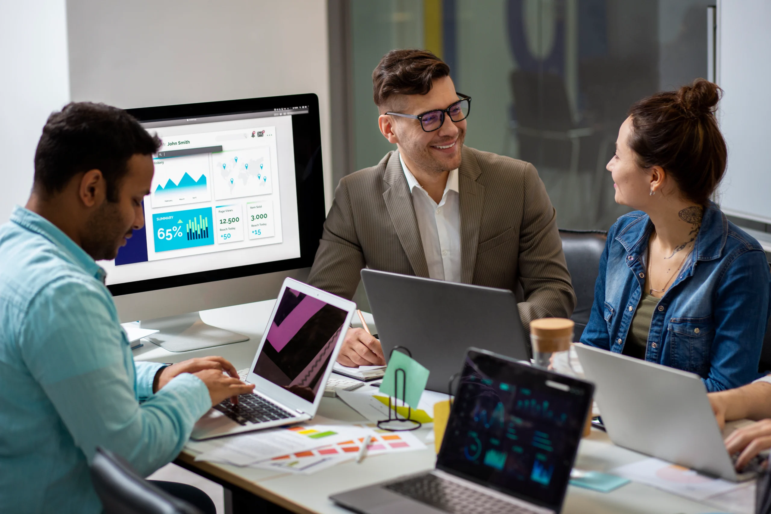Equipo en reunión viendo gráficos; presentación sobre cómo funciona la automatización en CRM.