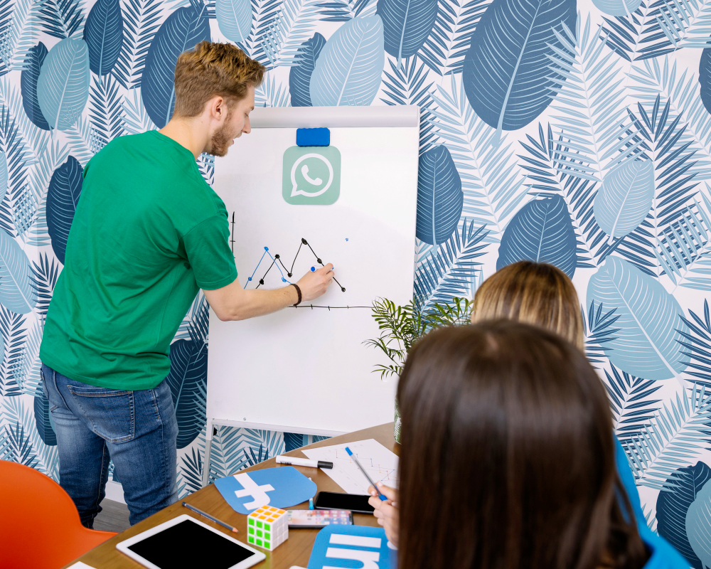 Presentación en pizarra con logo de WhatsApp en reunión, CRM para WhatsApp para capacitación de equipo.