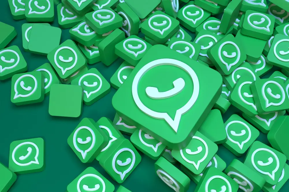 Iconos 3D de WhatsApp apilados, concepto de CRM para WhatsApp y mensajería empresarial.