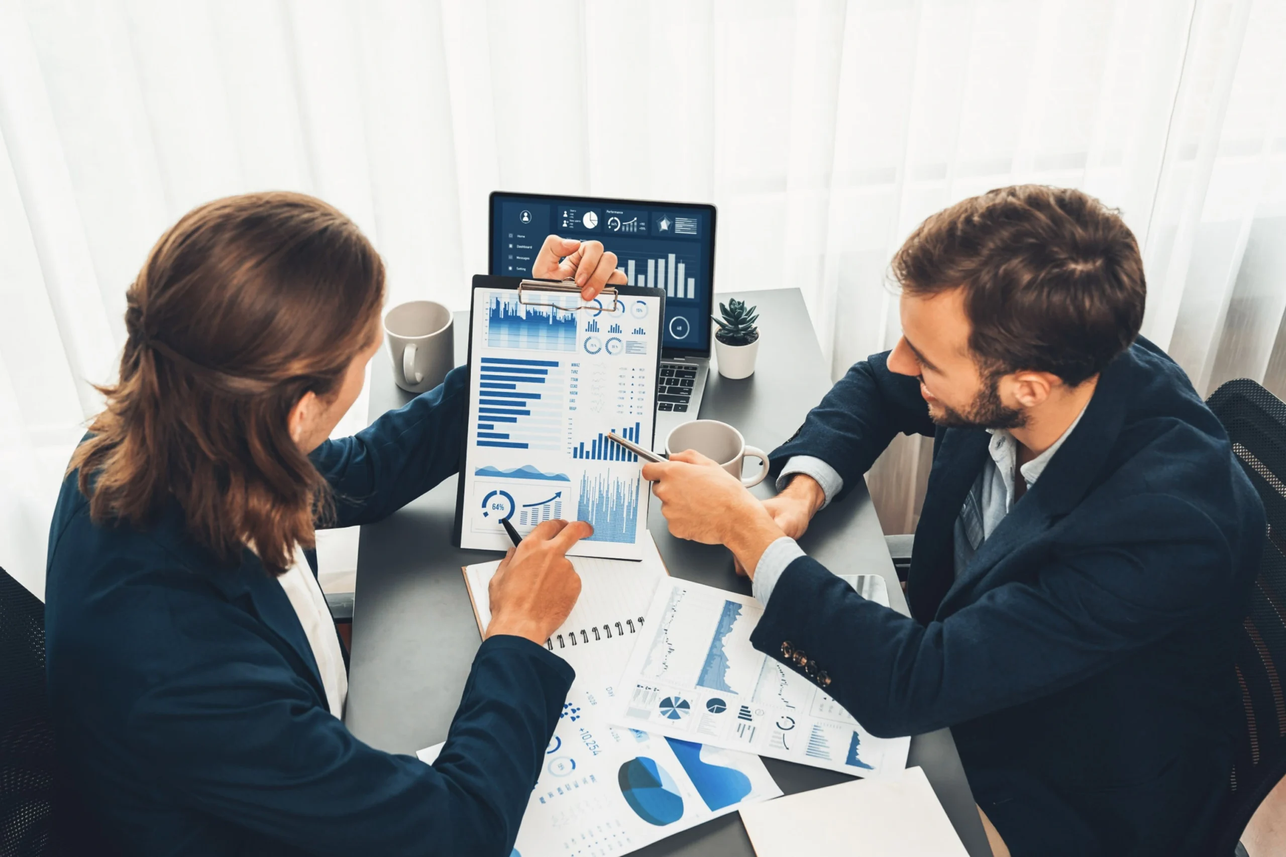 Equipo analizando reportes y gráficos de rendimiento para lead nurturing automatizado