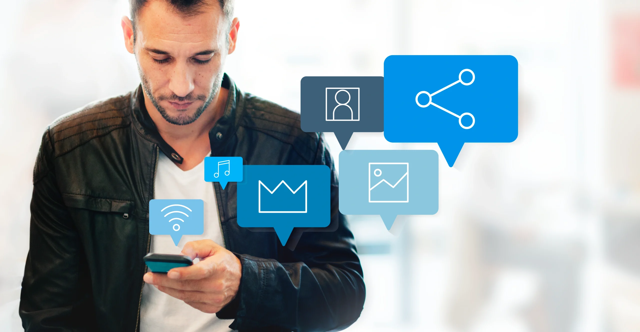 Hombre con smartphone y notificaciones de email y redes, ilustrando lead nurturing automatizado